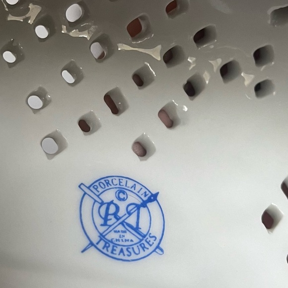 Porcelain treasures butter holder - Picture 2 of 2